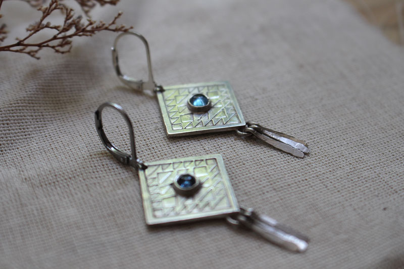 Akapana, kite earrings in silver and blue zircon