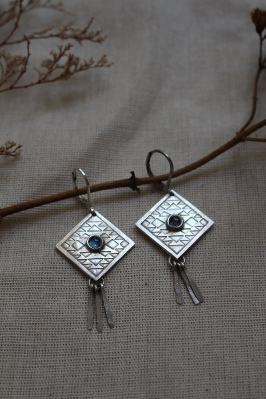 Akapana, kite earrings in silver and blue zircon