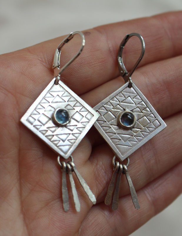 Akapana, kite earrings in silver and blue zircon