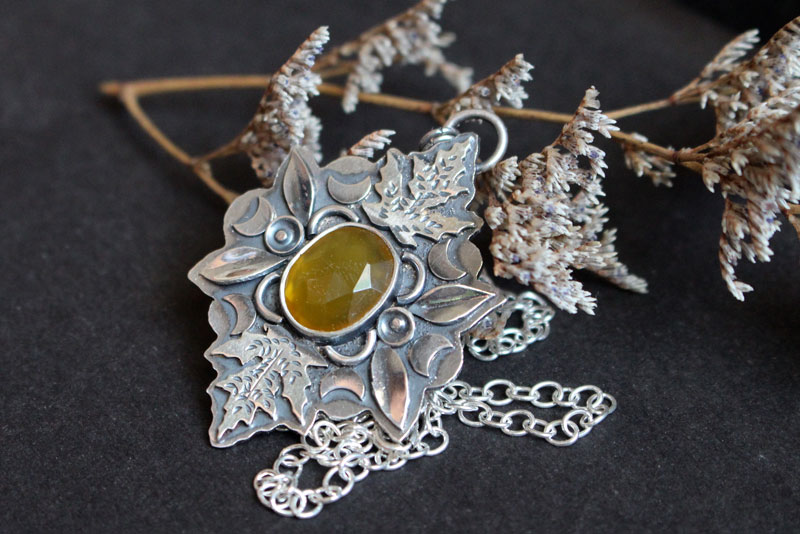 Autumn cradle, leaves necklace in sterling silver and yellow chalcedony