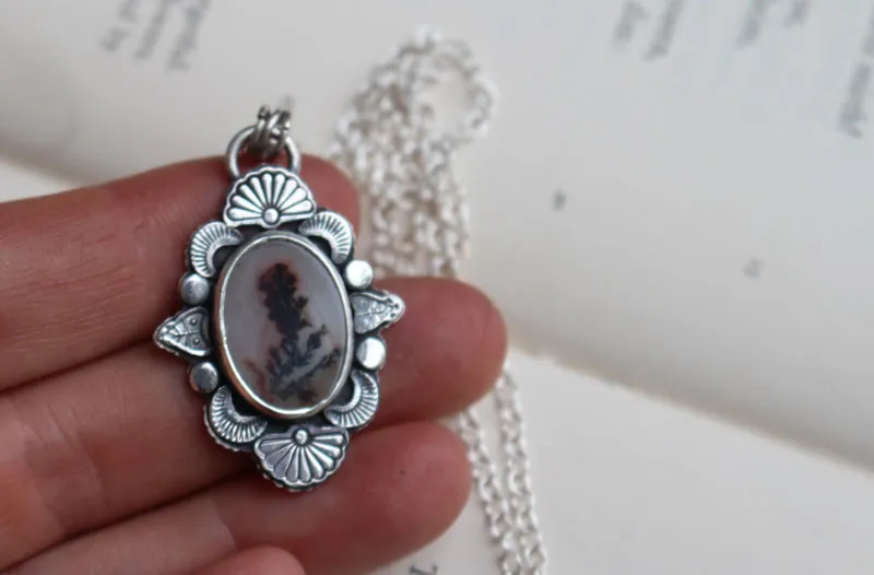 Be still my soul, flower necklace in silver and dendritic agate