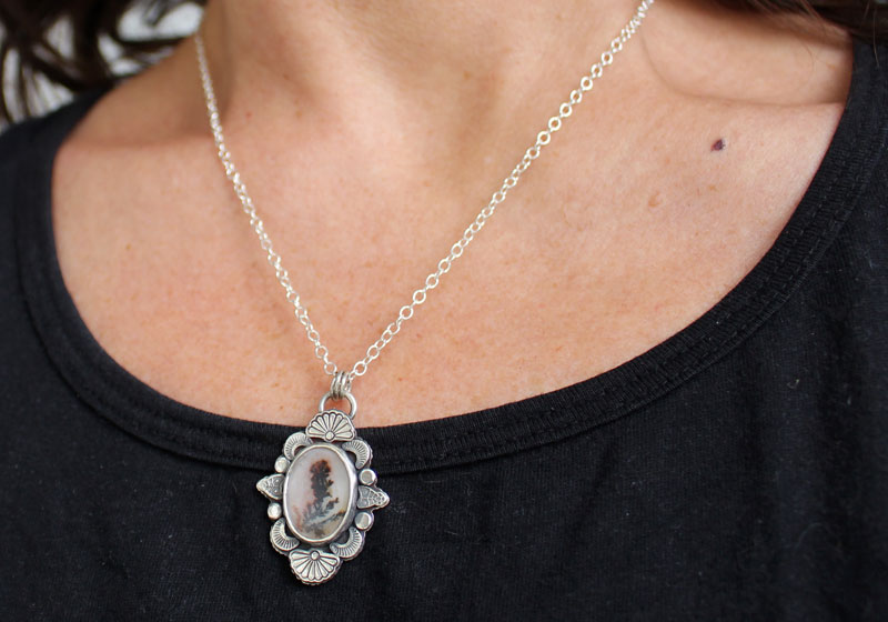 Be still my soul, flower necklace in silver and dendritic agate