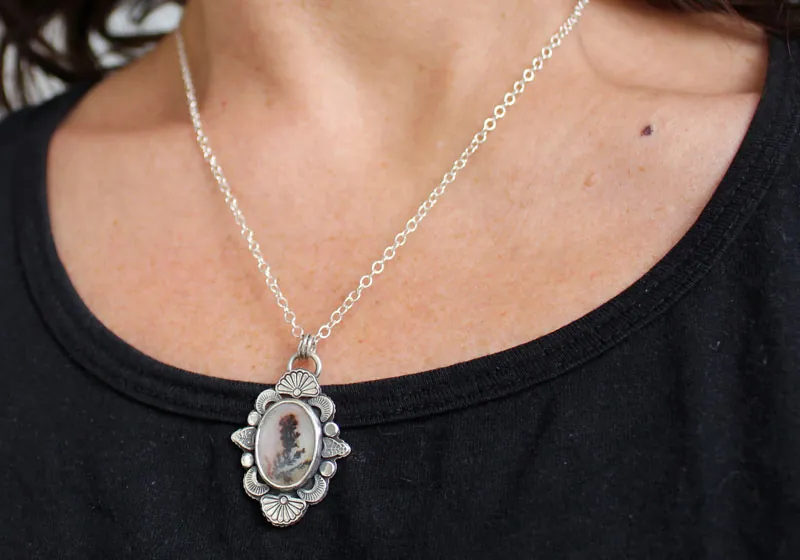 Be still my soul, flower necklace in silver and dendritic agate