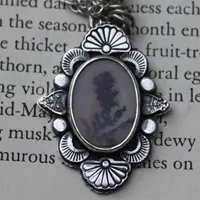 Be still my soul, flower necklace in silver and dendritic agate