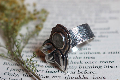 Blooming under the universe, flower and petals ring in silver and transparent sapphire