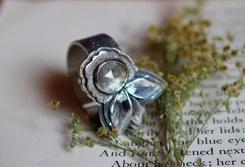 Blooming under the universe, flower and petals ring in silver and transparent sapphire
