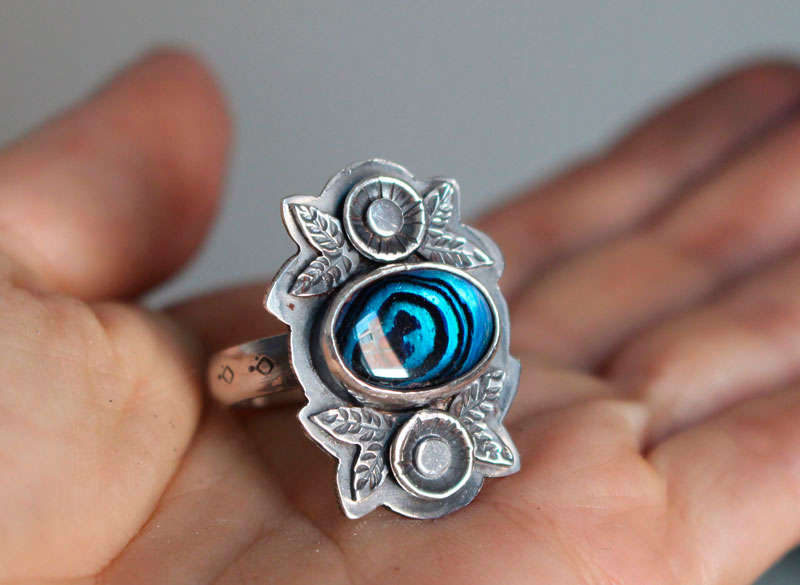 Blue from the sea, flower and shell ring in silver and paua