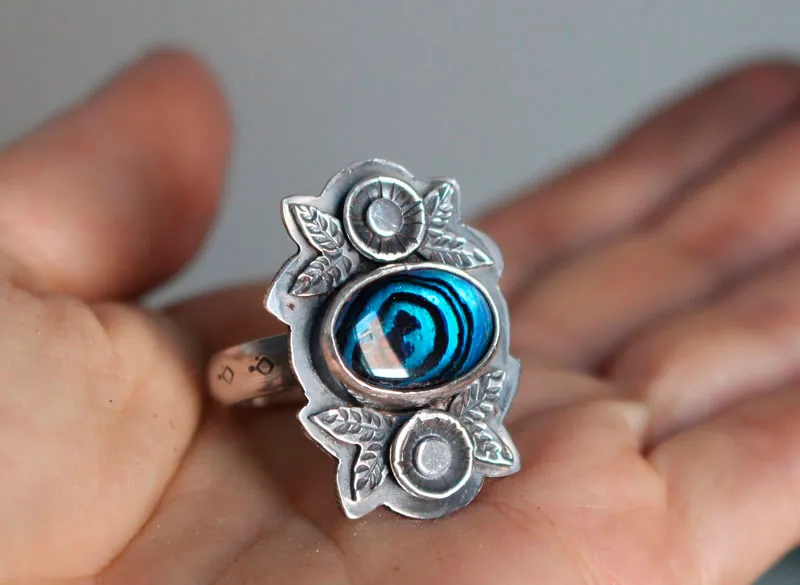 Blue from the sea, flower and shell ring in silver and paua