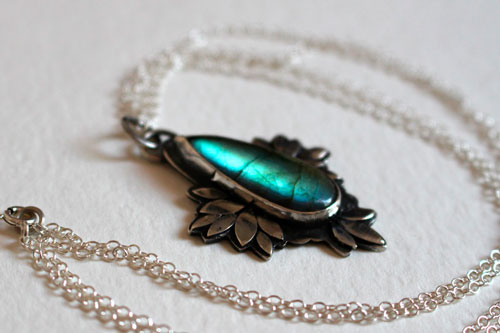 Bohemian flower, blue flower necklace in silver and labradorite