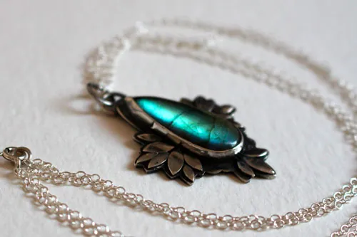 Bohemian flower, blue flower necklace in silver and labradorite