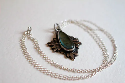 Bohemian flower, blue flower necklace in silver and labradorite