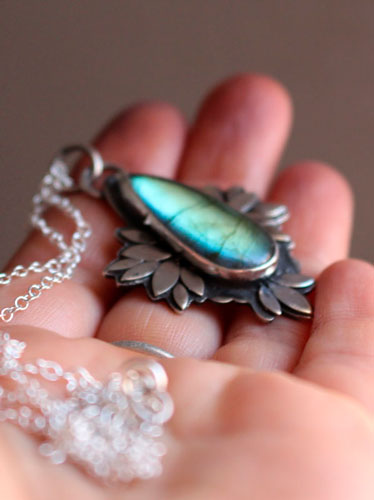 Bohemian flower, blue flower necklace in silver and labradorite
