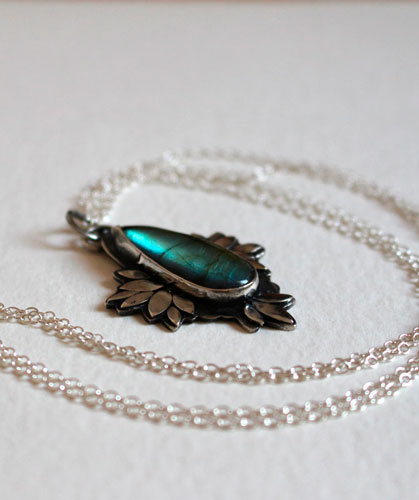 Bohemian flower, blue flower necklace in silver and labradorite