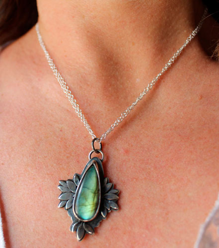 Bohemian flower, blue flower necklace in silver and labradorite