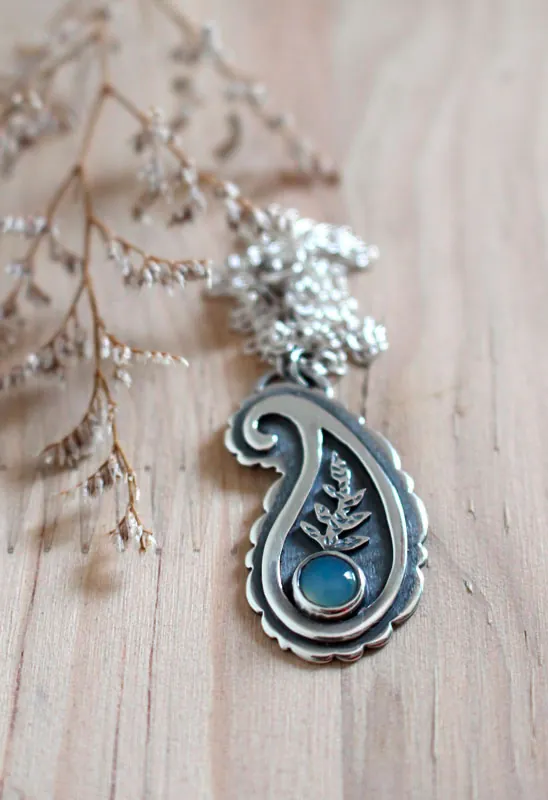 Cashmere, Iranian paisley necklace in silver and chalcedony