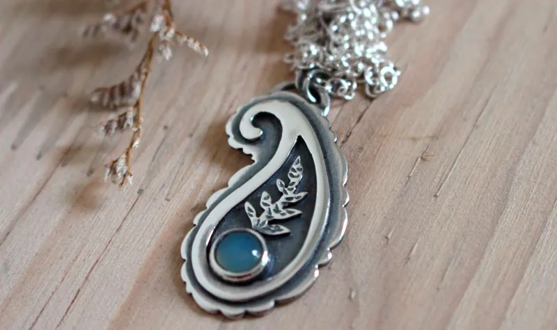 Cashmere, Iranian paisley necklace in silver and chalcedony