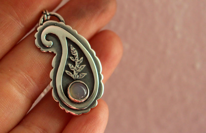Cashmere, Iranian paisley necklace in silver and chalcedony