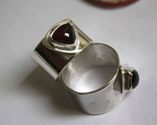 Catch my heart, promise ring in sterling silver, onyx and garnet