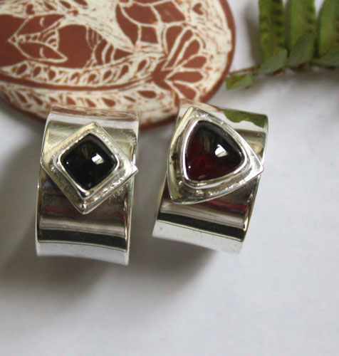 Catch my heart, promise ring in sterling silver, onyx and garnet