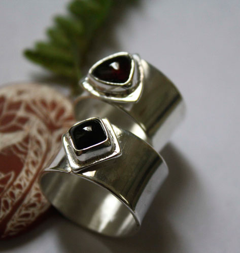 Catch my heart, promise ring in sterling silver, onyx and garnet
