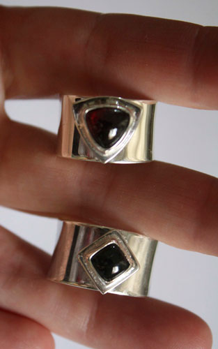 Catch my heart, promise ring in sterling silver, onyx and garnet