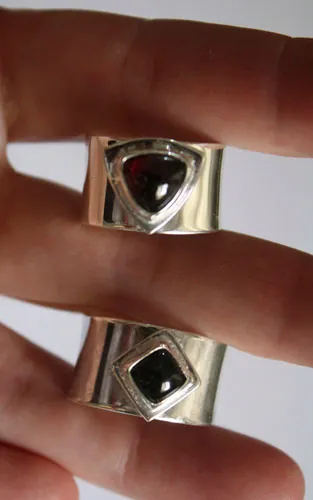 Catch my heart, promise ring in sterling silver, onyx and garnet