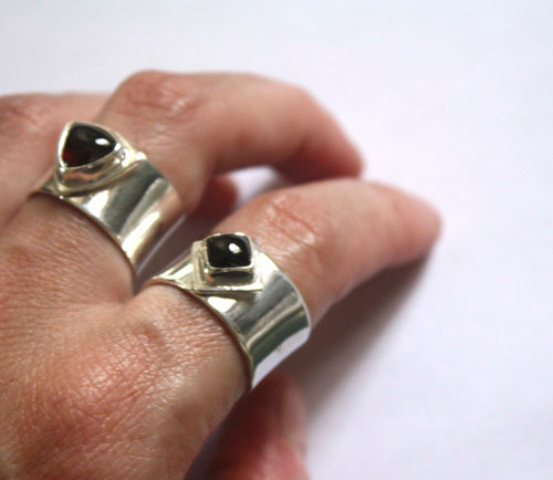 Catch my heart, promise ring in sterling silver, onyx and garnet