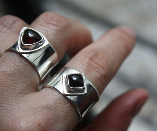 Catch my heart, promise ring in sterling silver, onyx and garnet