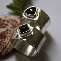 Catch my heart, promise ring in sterling silver, onyx and garnet
