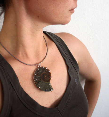 Cephalopod, witness to history pendant in silver and ammonite