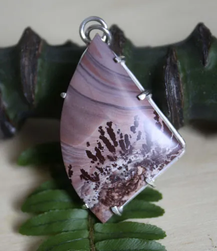 Chiricahua, Native American tribe pendant in silver and Apache rhyolite