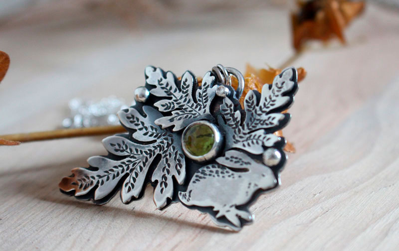 Choice, rabbit in the ferns necklace in silver and peridot