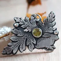 Choice, rabbit in the ferns necklace in silver and peridot