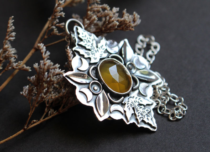Cradle of autumn, leaves necklace in silver and yellow chalcedony