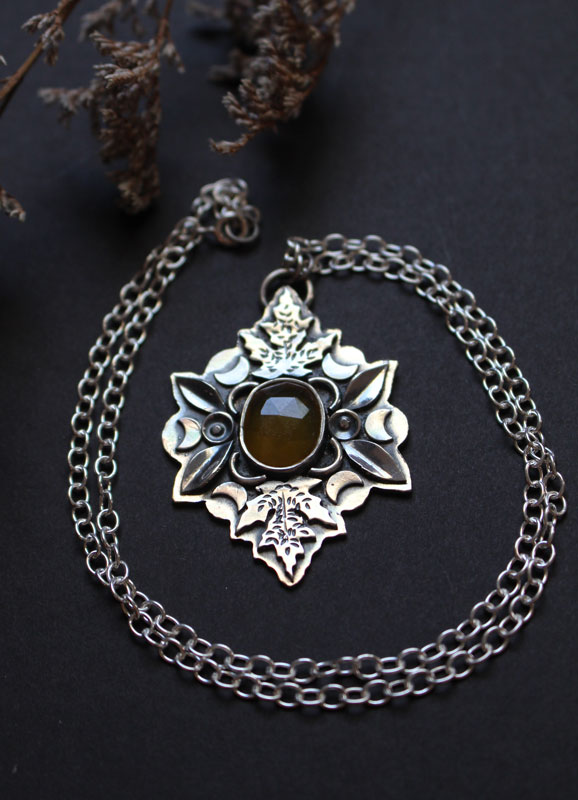 Cradle of autumn, leaves necklace in silver and yellow chalcedony