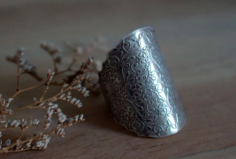 Dandy, Baroque elegance ring in sterling silver