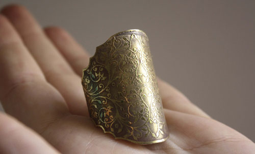 Dandy, Victorian Baroque elegance ring in brass