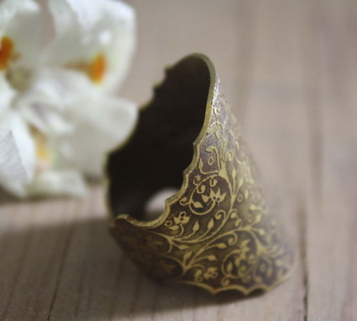 Dandy, Victorian Baroque elegance ring in brass
