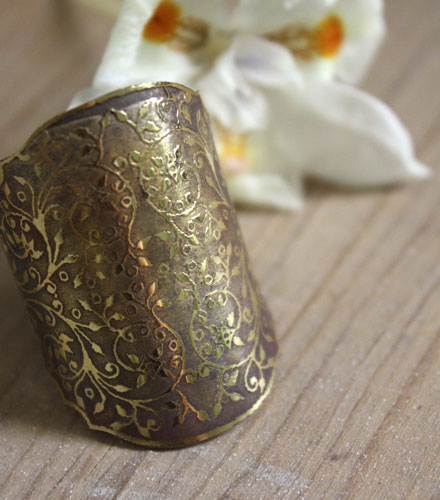 Dandy, Victorian Baroque elegance ring in brass