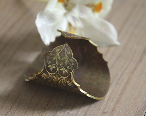 Dandy, Victorian Baroque elegance ring in brass