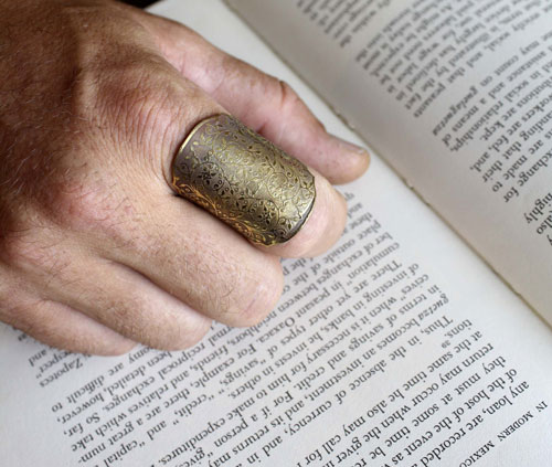 Dandy, Victorian Baroque elegance ring in brass