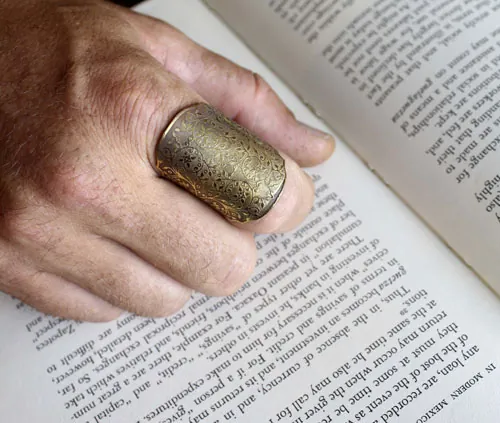 Dandy, Victorian Baroque elegance ring in brass