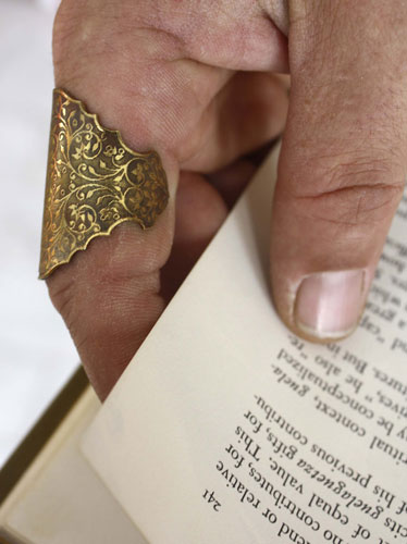 Dandy, Victorian Baroque elegance ring in brass