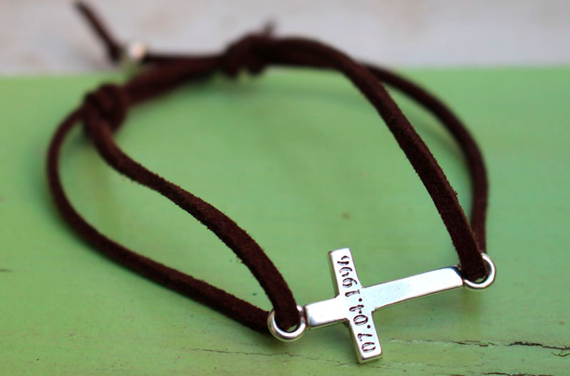 Decision, engraved cross bracelet in silver and suede cord