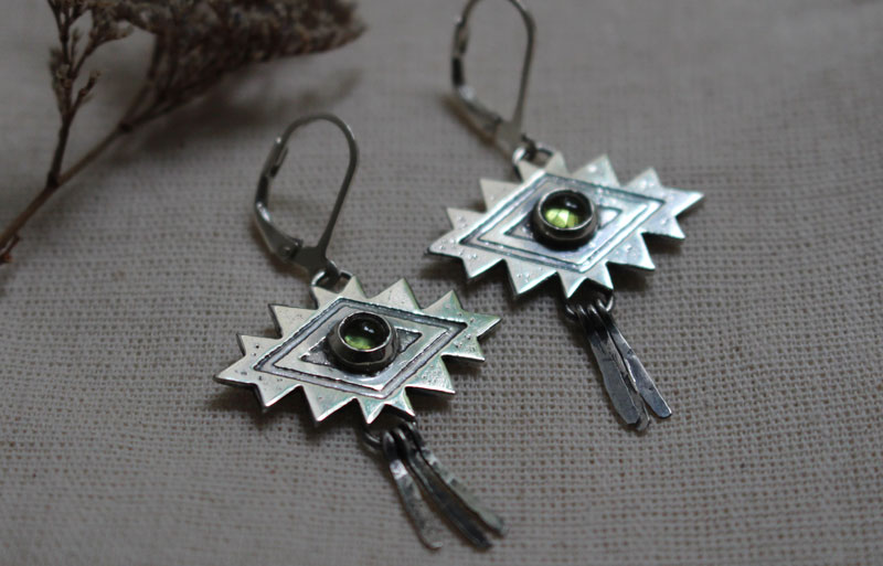 Dream, Aztec cross earrings in silver and peridot