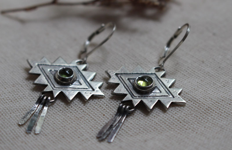 Dream, Aztec cross earrings in silver and peridot