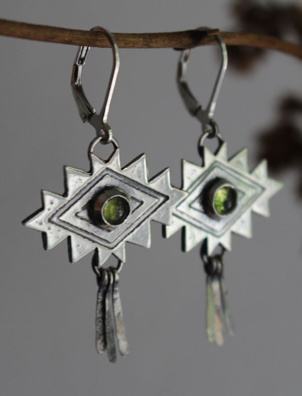 Dream, Aztec cross earrings in silver and peridot