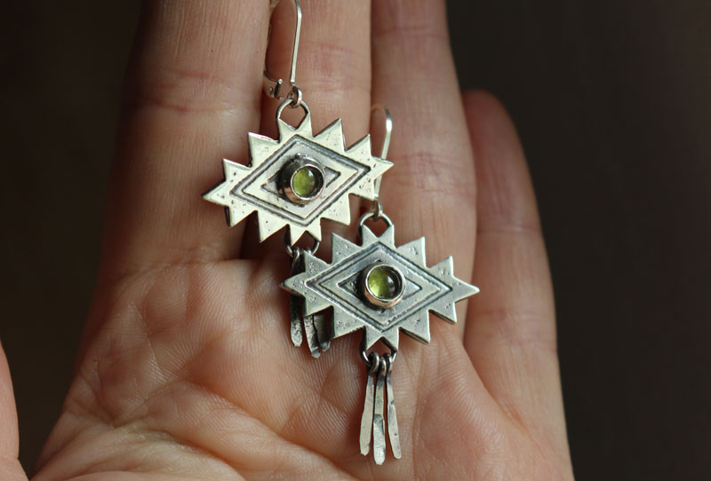 Dream, Aztec cross earrings in silver and peridot