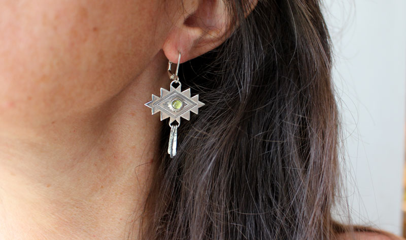 Dream, Aztec cross earrings in silver and peridot