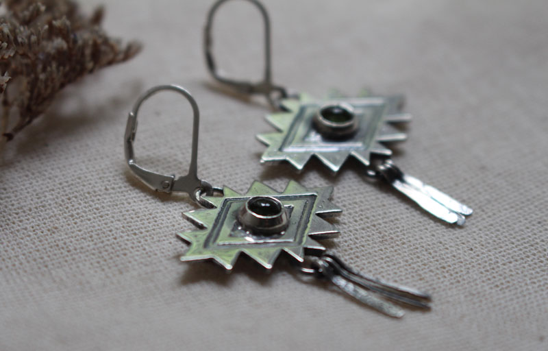 Dream, Aztec cross earrings in silver and peridot